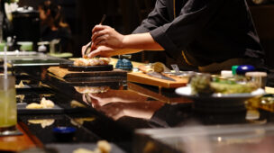 sushiman preparando comida japonesa